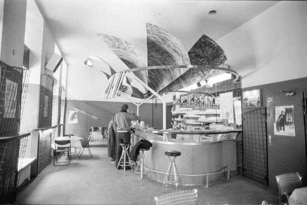 Eine kühle, stylische Bar im 80er-Jahre-Design.