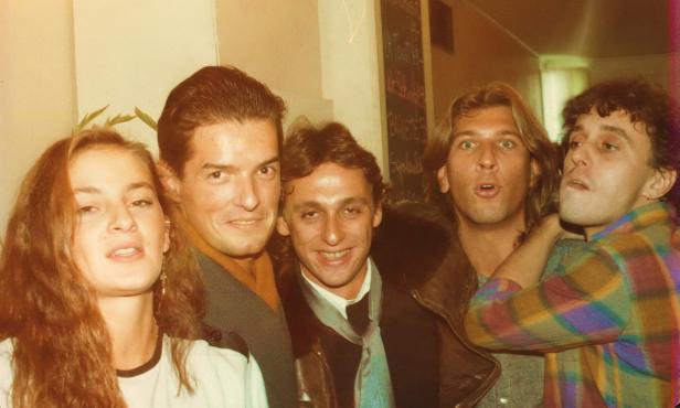 Falco posiert mit einer gut gelaunten Truppe fürs Foto.