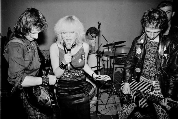 Eine Punk-Band mit Sängerin bei ihrem Auftritt.
