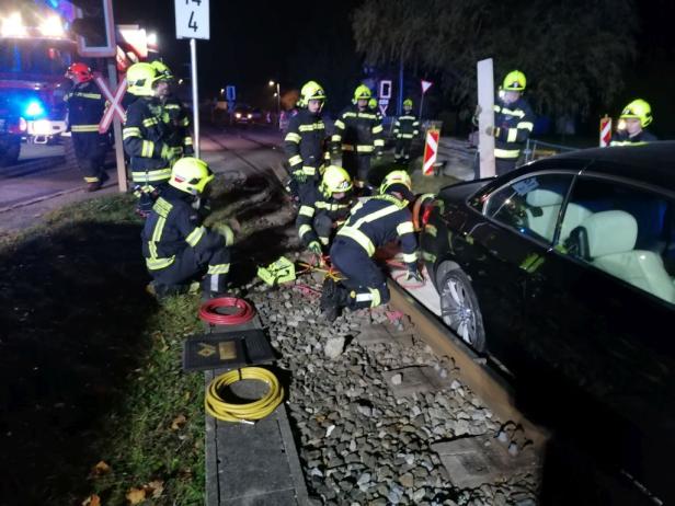 Feuerwehreinsatz in NÖ: Pkw blieb auf Schienen stecken