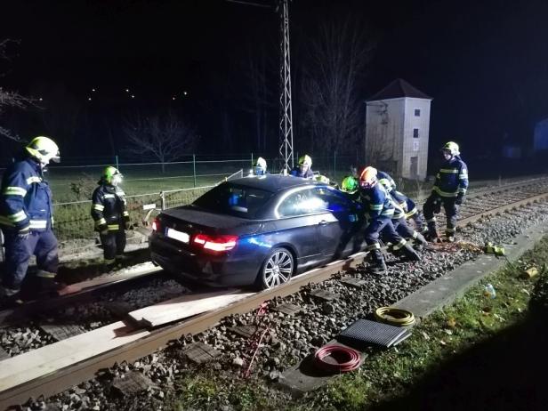 Feuerwehreinsatz in NÖ: Pkw blieb auf Schienen stecken