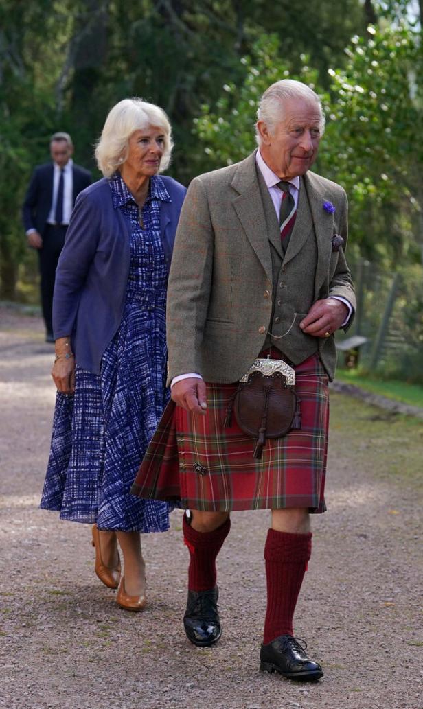 König Charles III. im Kilt mit Königin Camilla bei einem Spaziergang.