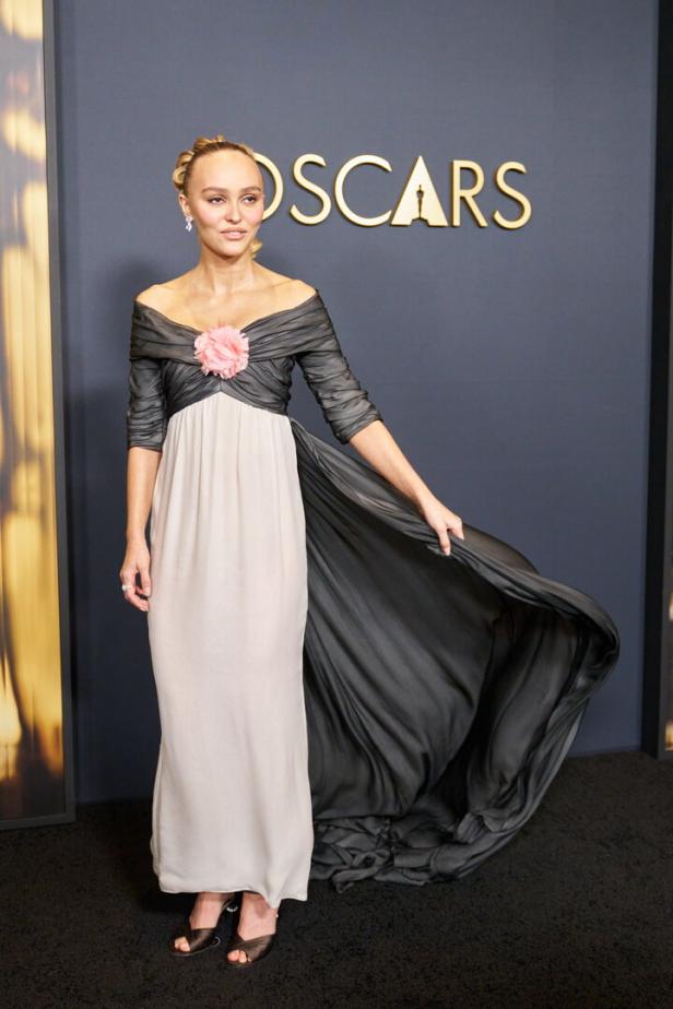 Lily James in einem eleganten Kleid bei den Oscars.
