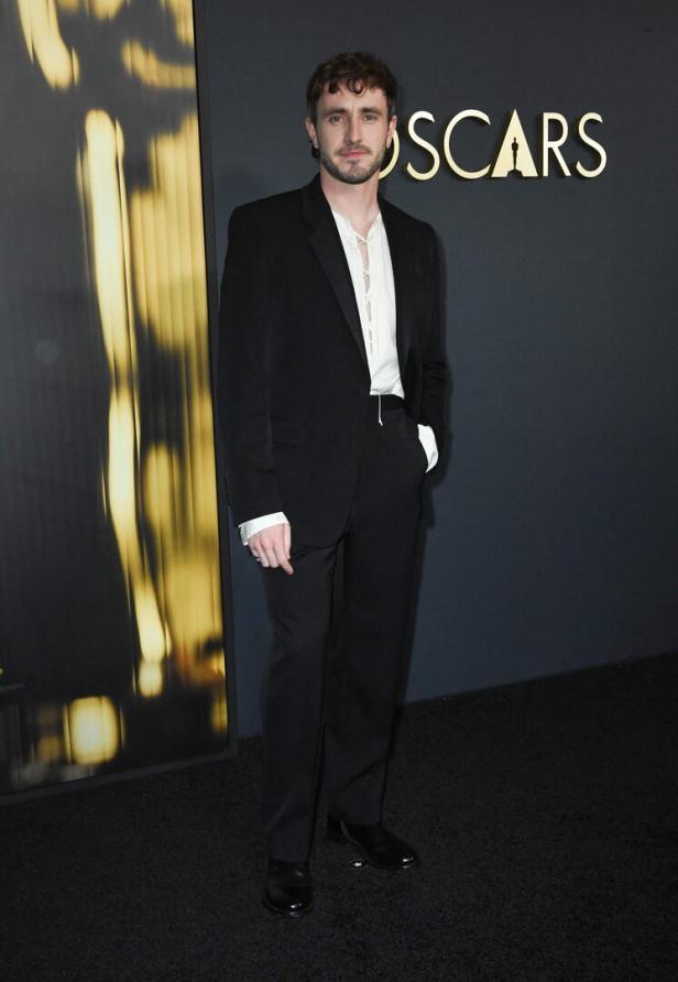 Paul Mescal posiert vor dem Oscar-Logo.