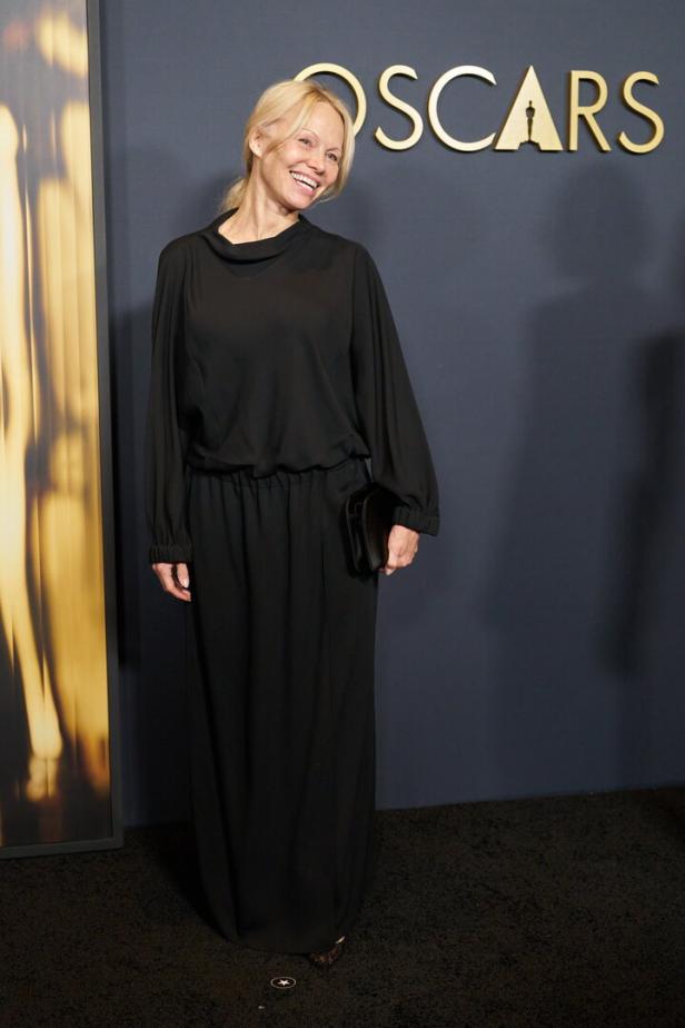 Pamela Anderson in einem schwarzen Kleid bei den Oscars.
