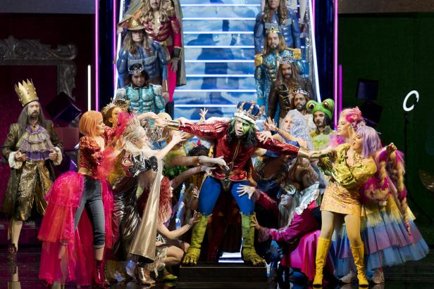 "La Cenerentola" in Graz: Überfrachtete, grelle, kitschige Märchenrevue