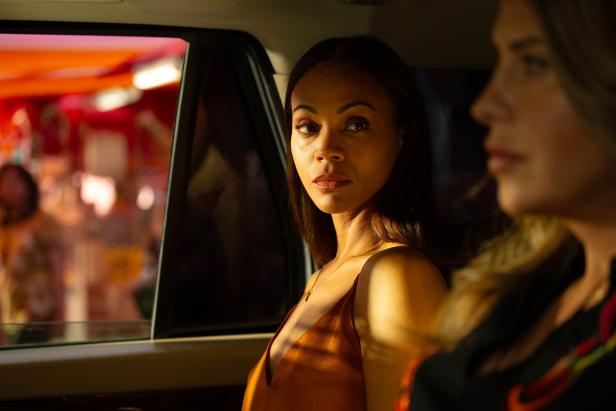 Zoe Saldana sitzt mit einer anderen Frau in einem Auto.