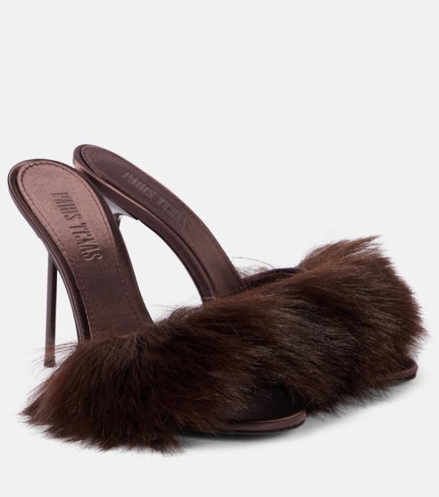 Ein Paar braune „Paris Texas“ High Heels mit Fellbesatz stehen vor einem weißen Hintergrund.
