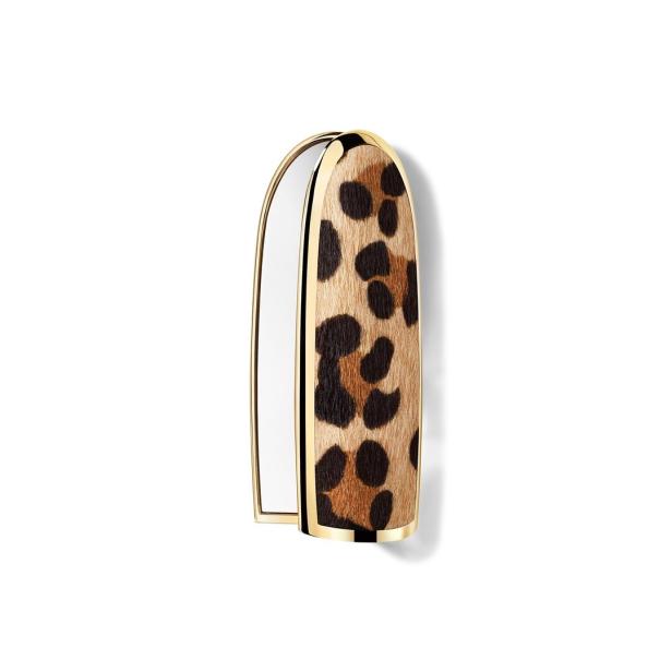 Ein Lippenstift mit Leopardenmuster und goldenem Gehäuse.