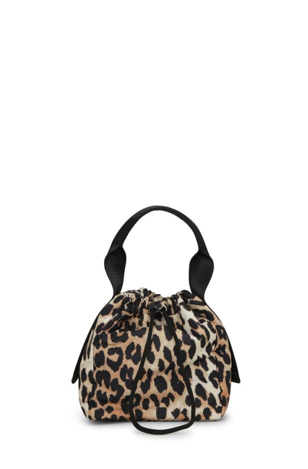 Eine kleine Beuteltasche mit Leopardenmuster und schwarzen Trägern.