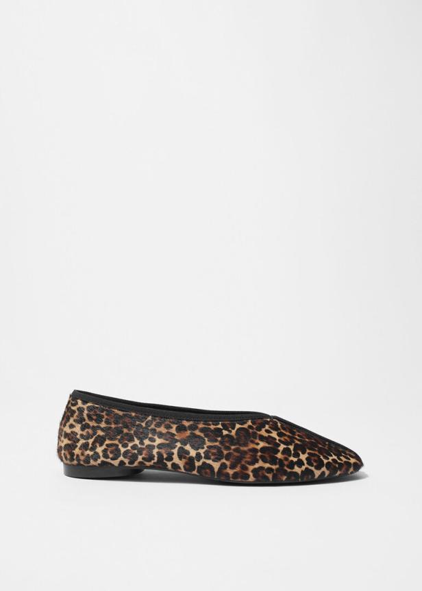 Ein Ballerina-Schuh mit Leopardenmuster auf einem weißen Hintergrund.