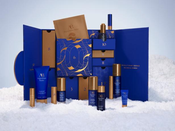 Ein Adventskalender von Augustinus Bader mit verschiedenen Hautpflegeprodukten in blau-goldener Verpackung.
