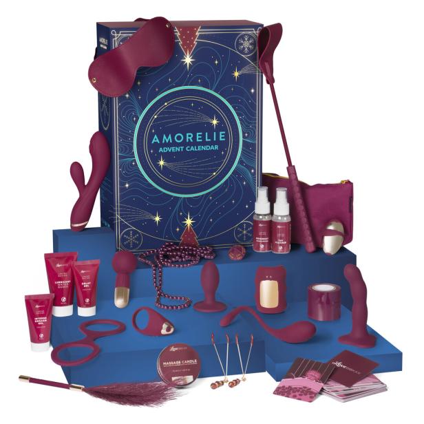 Ein Amorelie Adventskalender mit verschiedenen erotischen Produkten in Lila und Gold präsentiert.