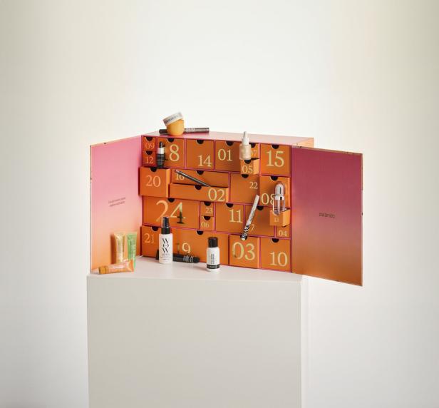 Ein Adventskalender von Zalando mit verschiedenen Beauty-Produkten auf einem weißen Sockel.