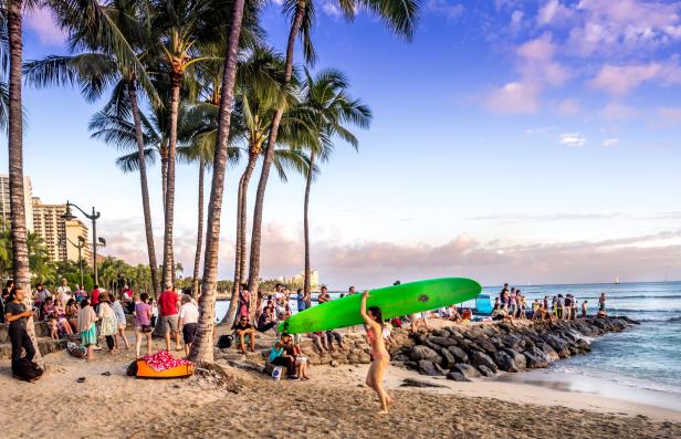 Waikiki Beach im Sonnenuntergang.