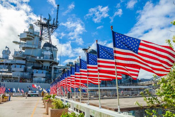 Die USS Missouri im Hafen, geschmückt mit amerikanischen Flaggen.