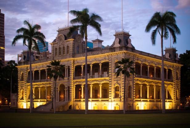 Der Iolani-Palast in Honolulu, Hawaii, ist bei Dämmerung beleuchtet.