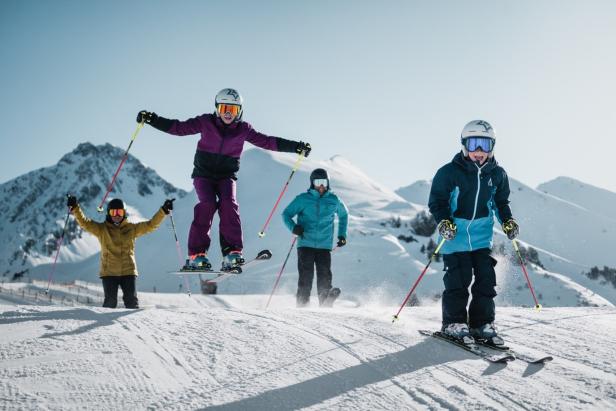 Eine Familie fährt zusammen Ski: Schneefreude für die ganze Familie im Zillertal