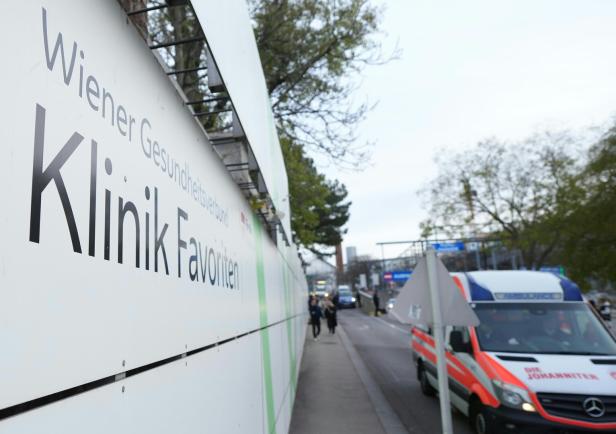 Klinik Favoriten Schild an Fassade 