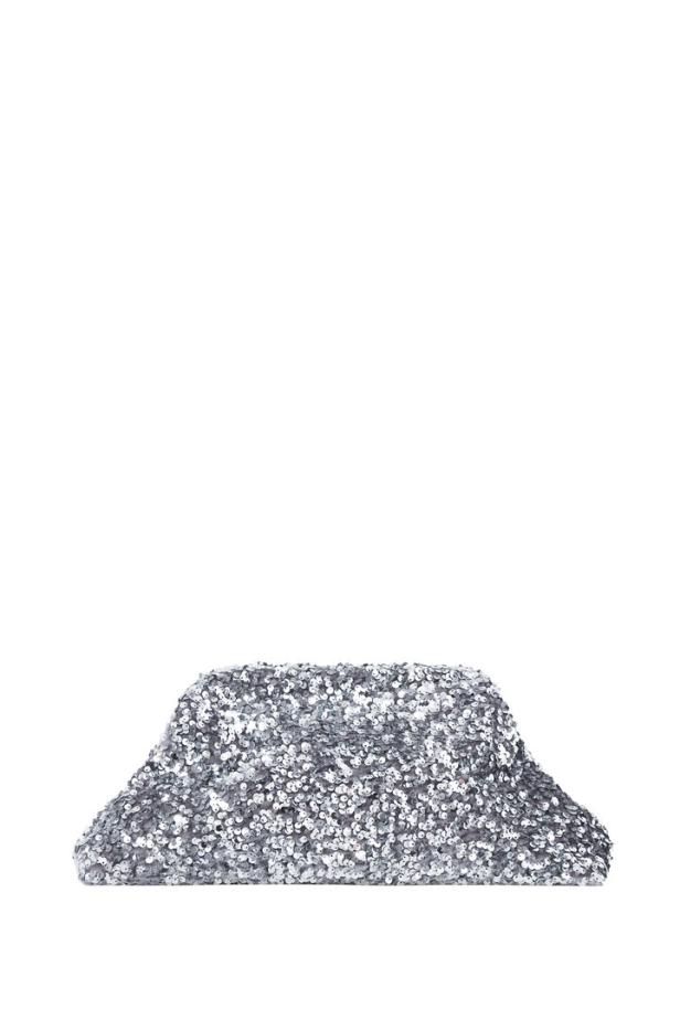Eine silberne Clutch, die mit Pailletten besetzt ist.