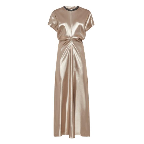 Ein glänzendes, bodenlanges Kleid in Gold mit kurzen Ärmeln und dunklem Kragen.