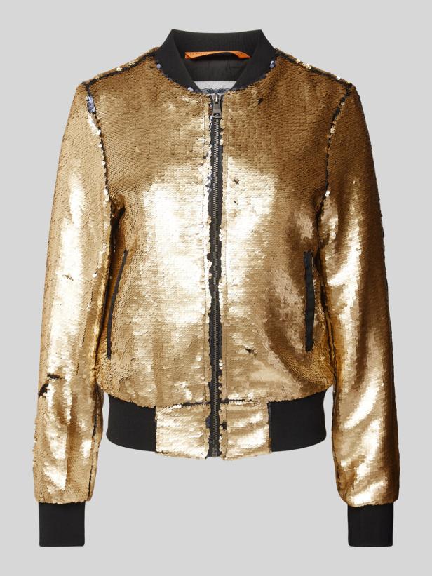 Eine goldene Bomberjacke, die mit Pailletten besetzt ist.