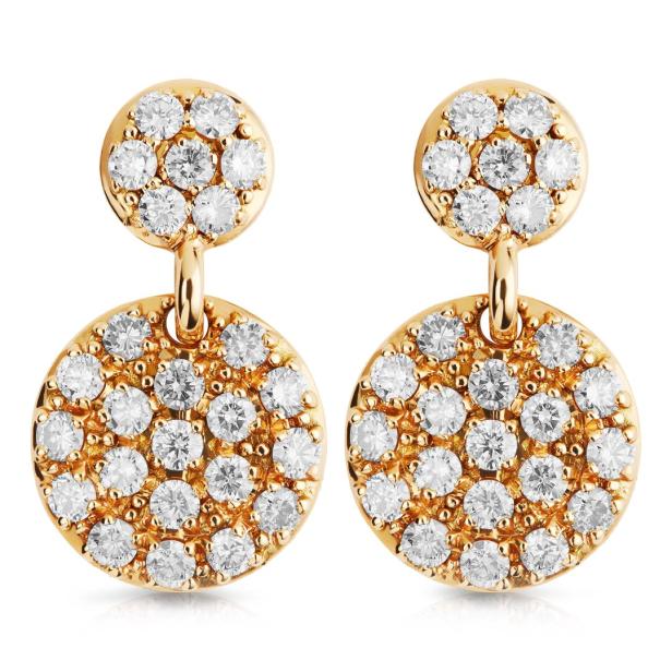 Nahaufnahme von goldenen Ohrringen mit Diamanten.