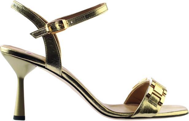 Ein goldener Riemchensandalette mit Absatz.