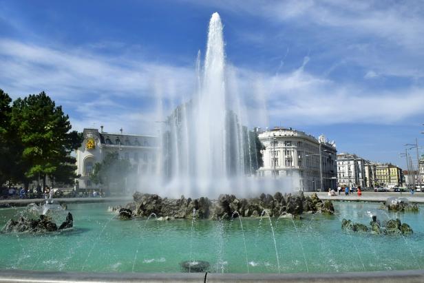 Der Hochstrahlbrunnen auf dem Schwarzenbergplatz in Wien schießt Wasser in die Höhe.