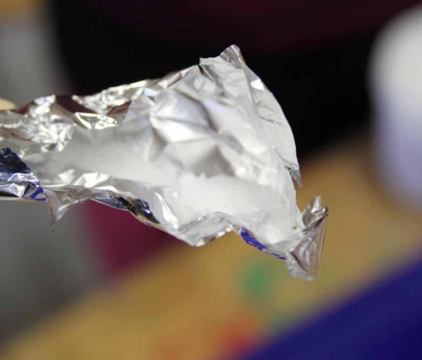 Ein Stück Alufolie enthält eine Portion weißes Pulver.