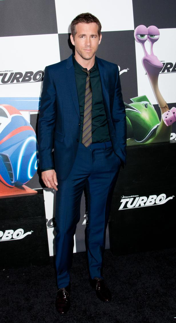 Ryan Reynolds posiert vor einem „Turbo“-Filmposter.