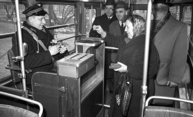 Straßenbahn-Schaffner beim Markieren der Fahrscheine im April 1965.