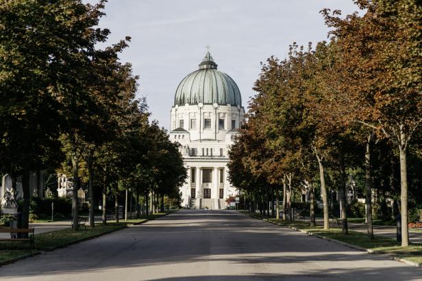 Ein gerader Weg führt auf die Kuppelkirche am Wiener Zentralfriedhof zu.