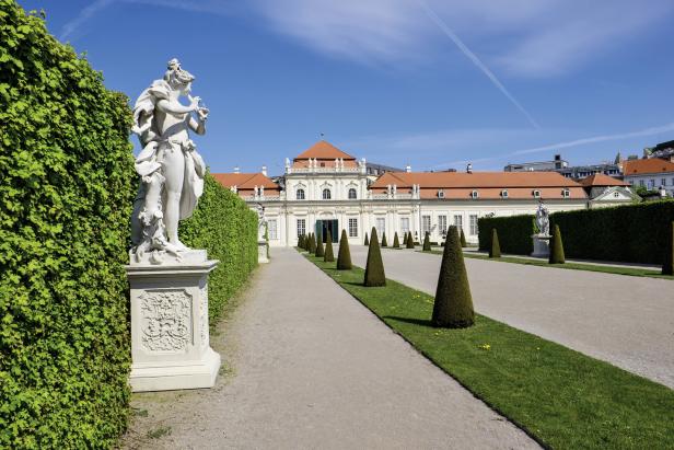 Das Schloss Belvedere in Wien mit einer Statue im Vordergrund.