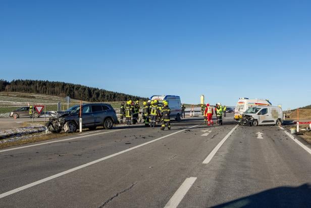 Bezirk Krems: Zwei Schwerverletzte nach Kollision zweier Fahrzeuge