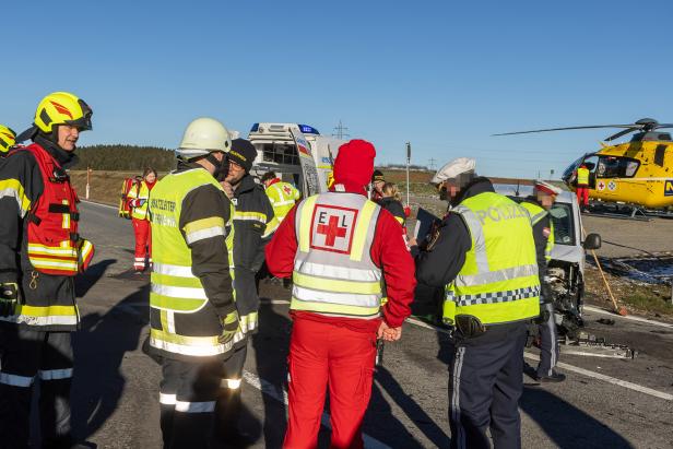 Bezirk Krems: Zwei Schwerverletzte nach Kollision zweier Fahrzeuge