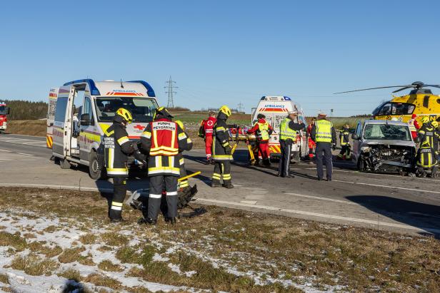 Bezirk Krems: Zwei Schwerverletzte nach Kollision zweier Fahrzeuge