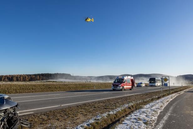 Bezirk Krems: Zwei Schwerverletzte nach Kollision zweier Fahrzeuge