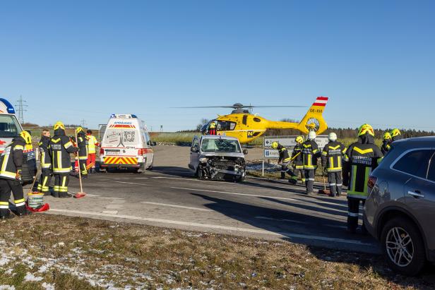 Bezirk Krems: Zwei Schwerverletzte nach Kollision zweier Fahrzeuge