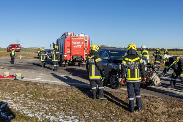 Bezirk Krems: Zwei Schwerverletzte nach Kollision zweier Fahrzeuge