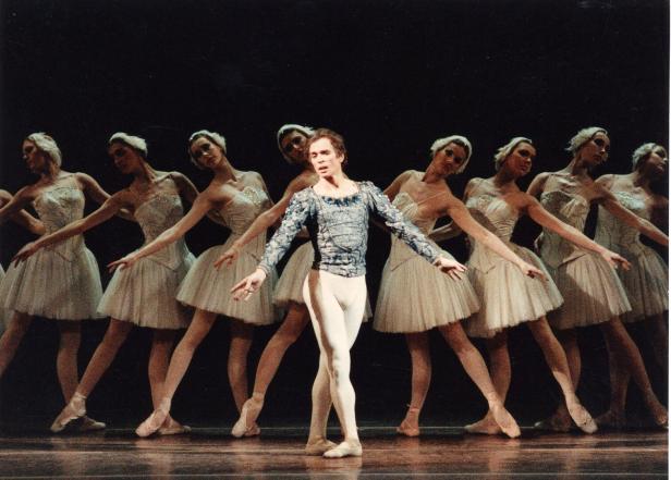 Rduolf Nurejw als Prinz Siegfried vollführt seine Bewegungen vor dem Schwanen-Ballett.