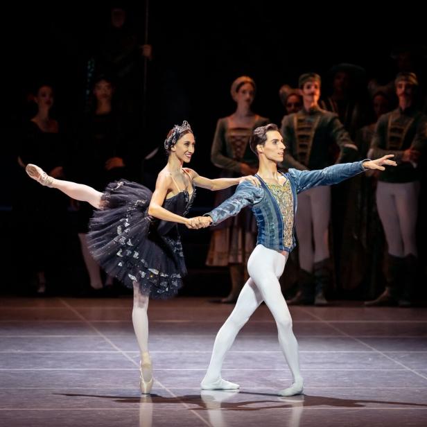Ein Ballettpaar: die Prima Ballerina gibt den bösen Schwan und tanzt mit Prinz Siegfried, der ein prunkvolles Oberteil trägt.