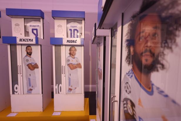 Ausstellungsstücke mit Trikots und Bildern der Fußballspieler Benzema, Modrić und Marcelo.