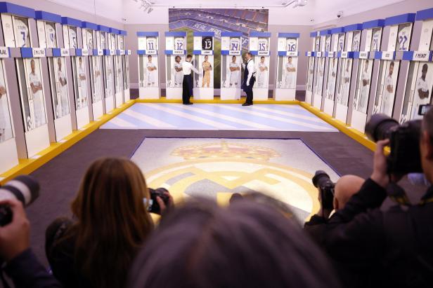 Fotografen vor der Installation der Umkleidekabine von Real Madrid.