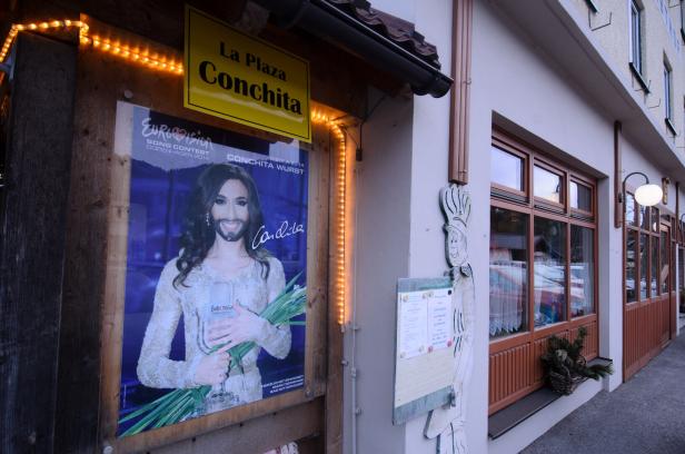 Dorfwirtshaus Neuwith in Bad Mitterndorf Auslage mit Conchita Wurst