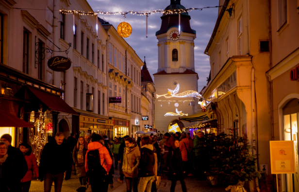 Eine weihnachtlich beleuchtete Straße, an deren Ende eine Kirche steht.