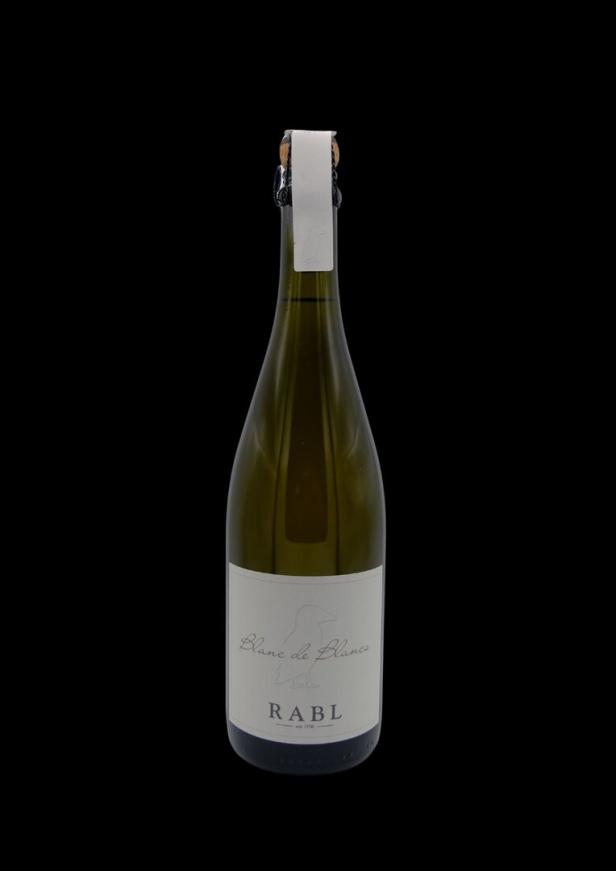 Eine Flasche „Blanc de Blancs“ Wein der Marke Rabl vor schwarzem Hintergrund.