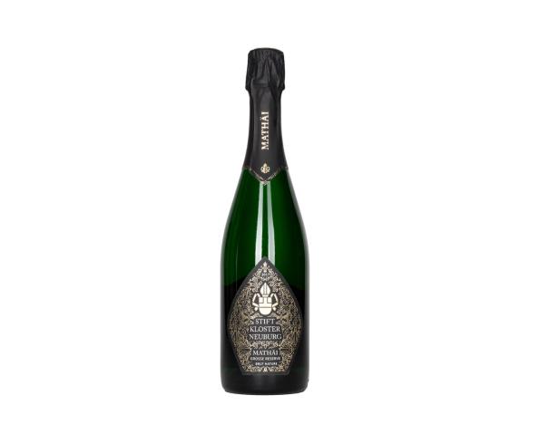 Eine grüne Sektflasche „Mathäi Stift Kloster Neuburg Grosse Reserve“ vor weißem Hintergrund.