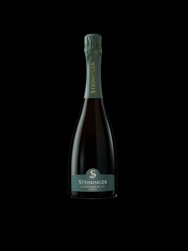 Eine Flasche Steininger Sauvignon Blanc Reserve vor schwarzem Hintergrund.