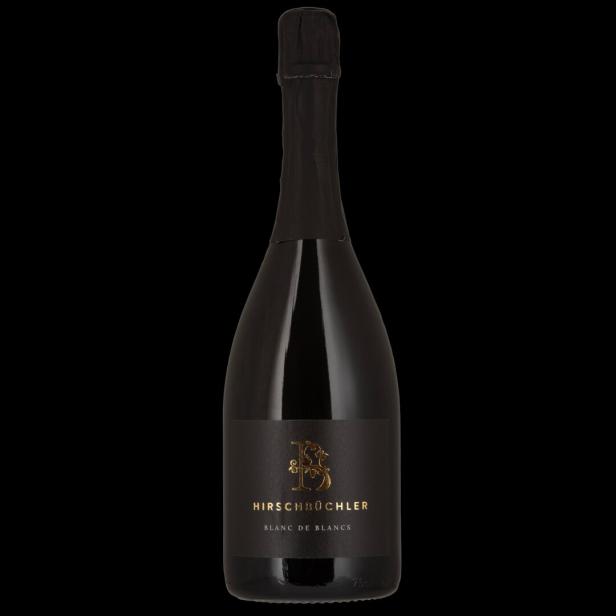 Eine schwarze Flasche Hirschbüchler Blanc de Blancs Sekt vor schwarzem Hintergrund.